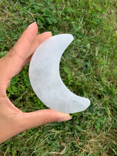Load image into Gallery viewer, Selenite Moon | 10 cm | Morocco
